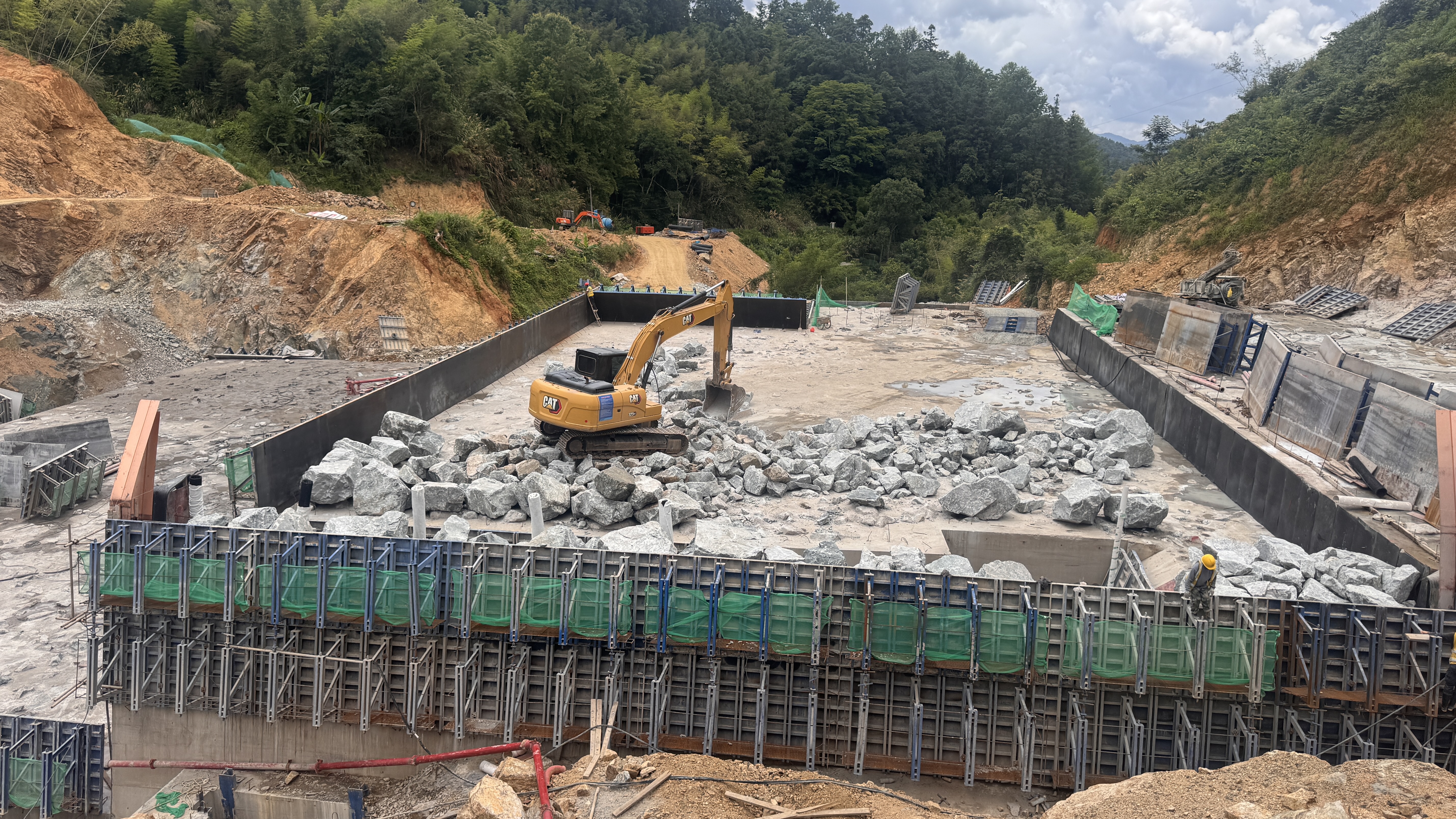 Rock placing in dam